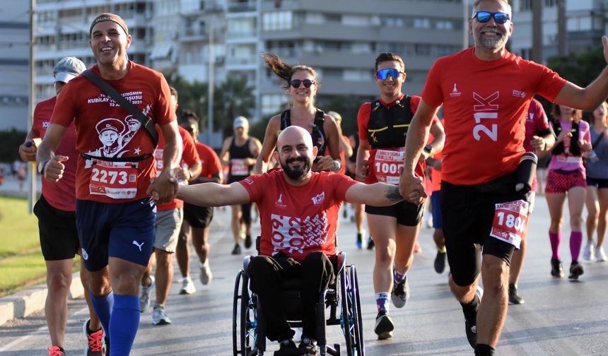 11. Uluslararası 9 Eylül İzmir Yarı Maratonu'ndan kareler