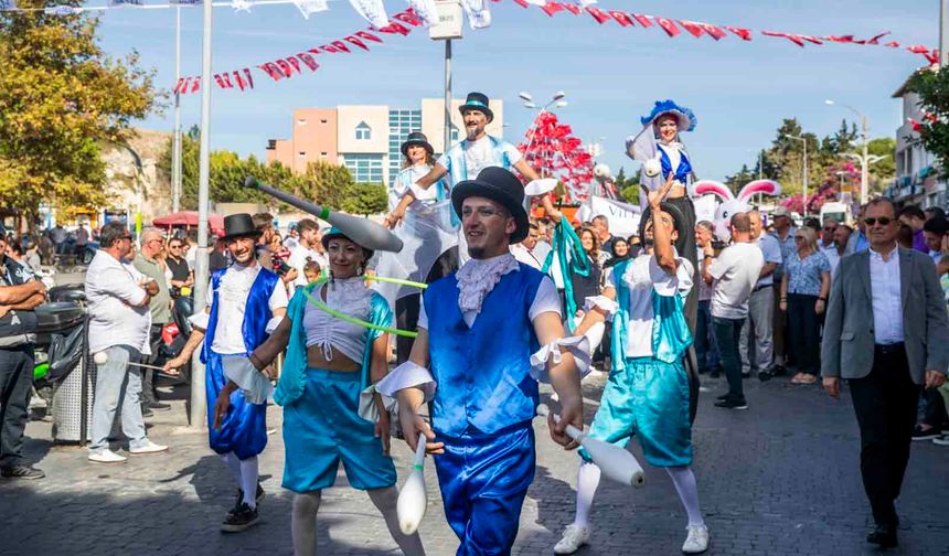 Çeşme’de festival kortejle başladı