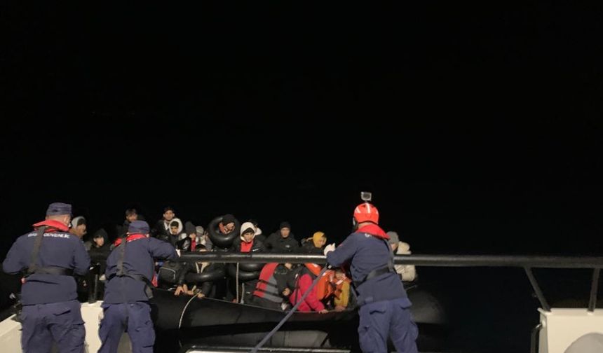 İzmir açıklarında 96 kaçak göçmen kurtarıldı