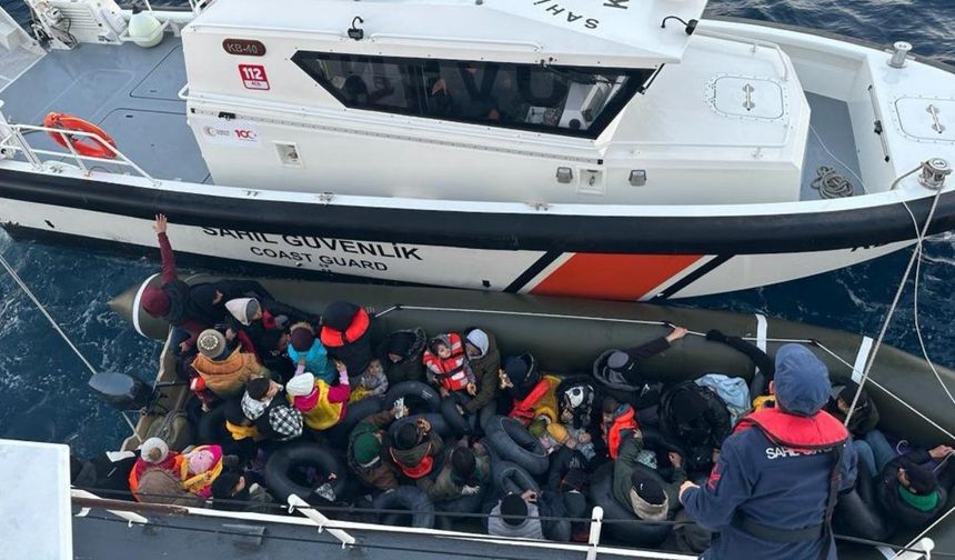 İzmir açıklarında 42 kaçak göçmen yakalandı