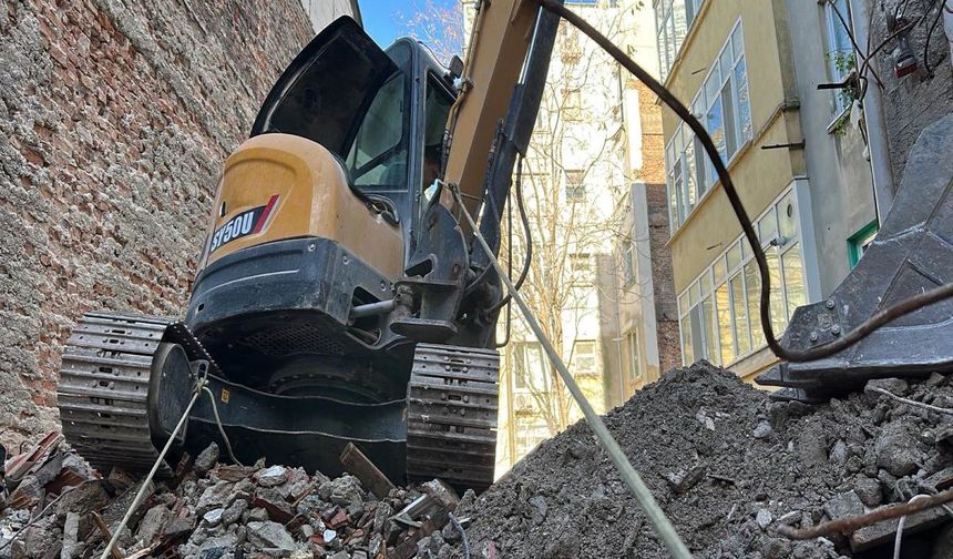 Kadıköy'de bina çöktü: Bir işçi enkaz altında kaldı!