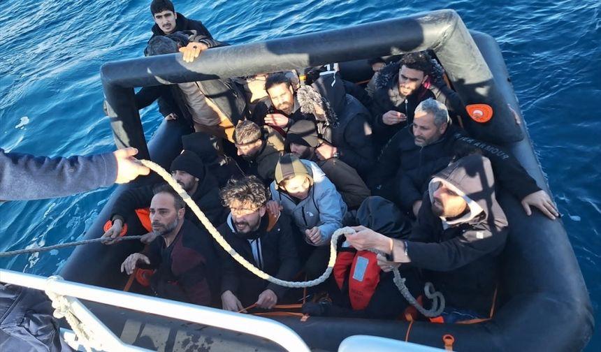 İzmir açıklarında 32 kaçak göçmen yakalandı