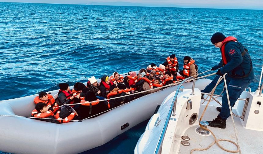 İzmir açıklarında 53 düzensiz göçmen ile bir insan kaçakçılığı şüphelisi yakalandı