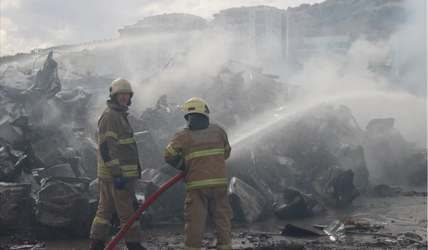 İzmir'de hurda deposunda çıkan yangın söndürüldü