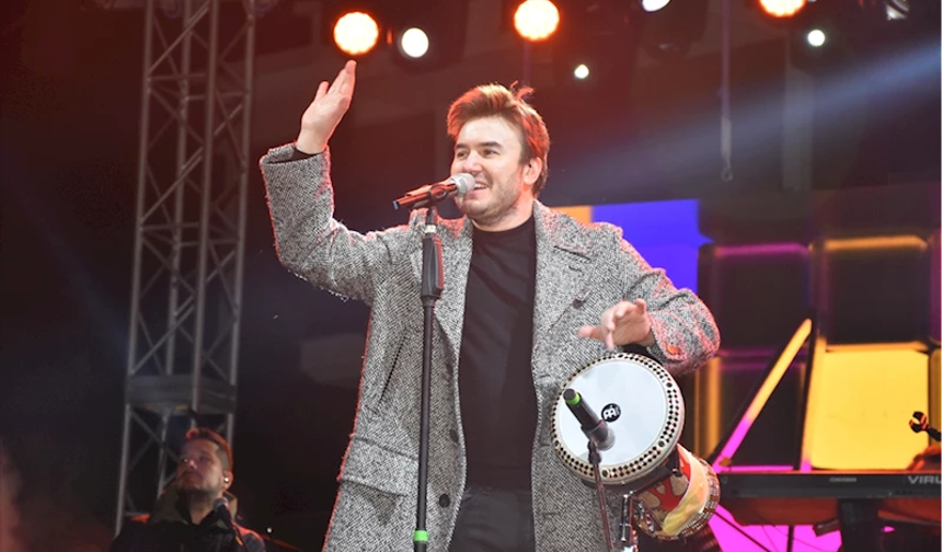 Mustafa Ceceli, Kemalpaşa'da konser verdi