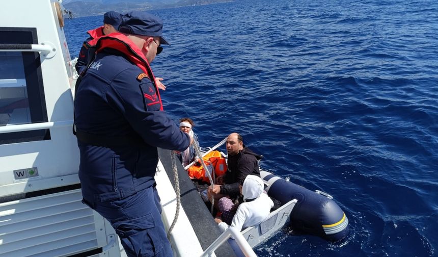 İzmir açıklarında 48 kaçak göçmen kurtarıldı