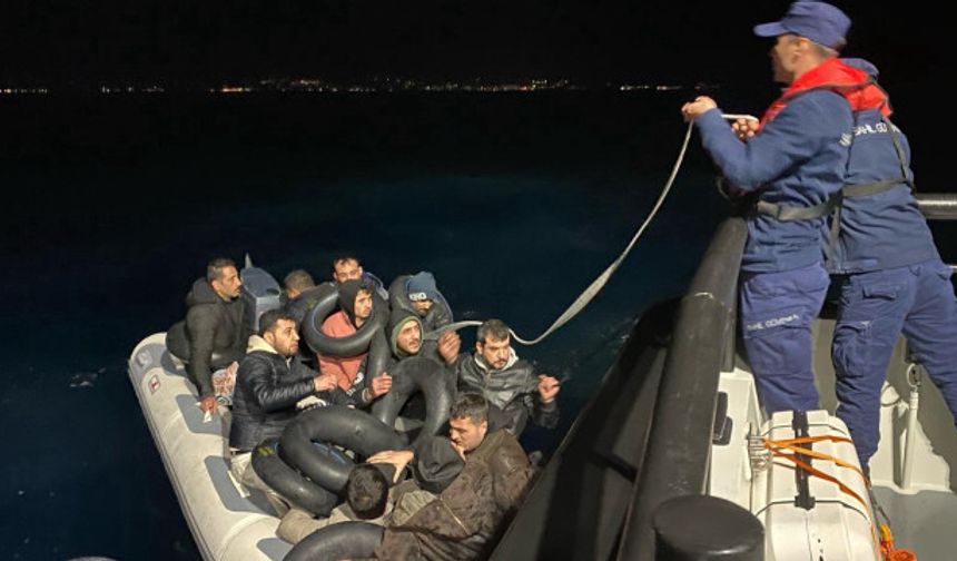İzmir açıklarında 54 kaçak göçmen yakalandı