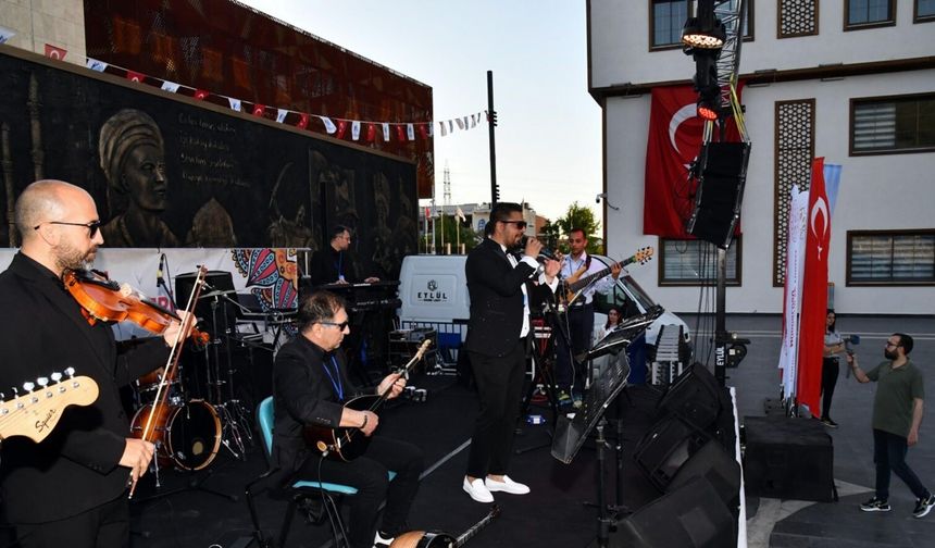 Yunusemre Belediyesi Kent Orkestrası ilk konserini verdi