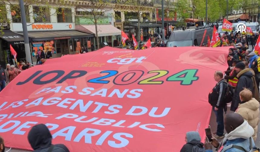 Paris Olimpiyatları'nda belediye çalışanları ek ücret talebiyle gösteri düzenledi