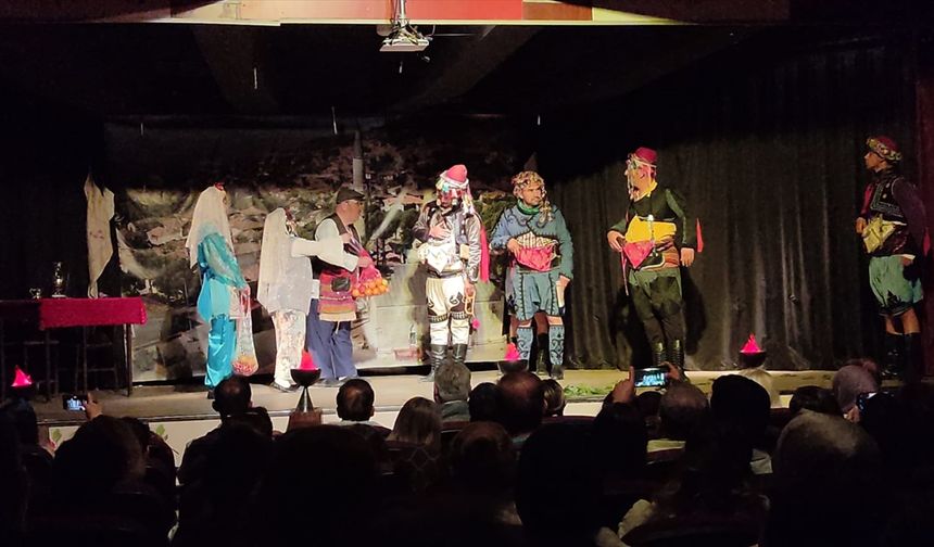 Çakırcalı Mehmet Efe'yi konu alan tiyatro oyunu Ödemiş'te sahnelendi