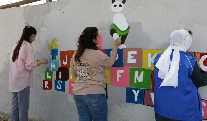 Gönüllü gençler, okul duvarlarını boyadı