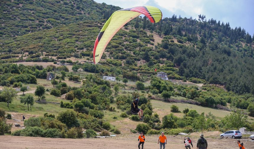Yamaç paraşütü yarışması, Uşak'ta başladı