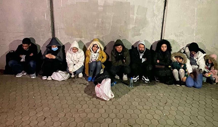 Edirne'de 21 kaçak göçmen ile 2 organizatör yakalandı