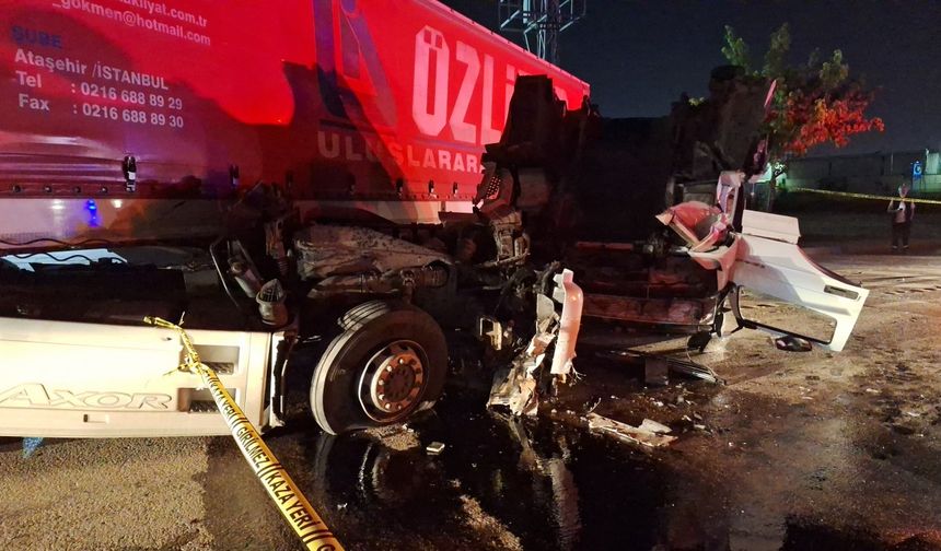 Kocaeli'de otomobil, 'U' dönüşü yapan TIR'la çarpıştı: 6 yaralı