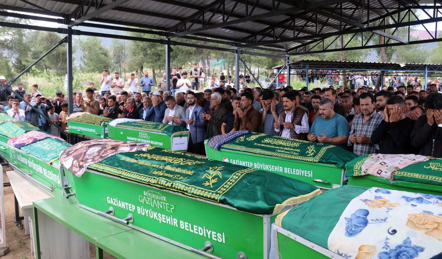 Türkiye o faciaya ağlıyor! 9 kişi yan yana toprağa verildi
