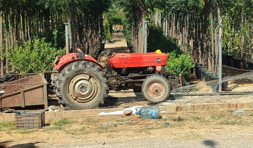 İzmir'de traktörün altında kalarak ölen çiftin cenazeleri toprağa verildi