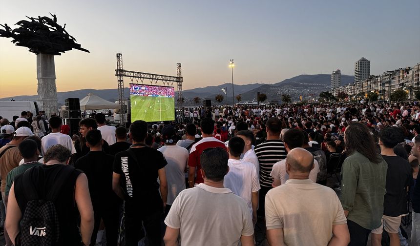 Milli maç, meydana kurulan dev ekrandan izlendi