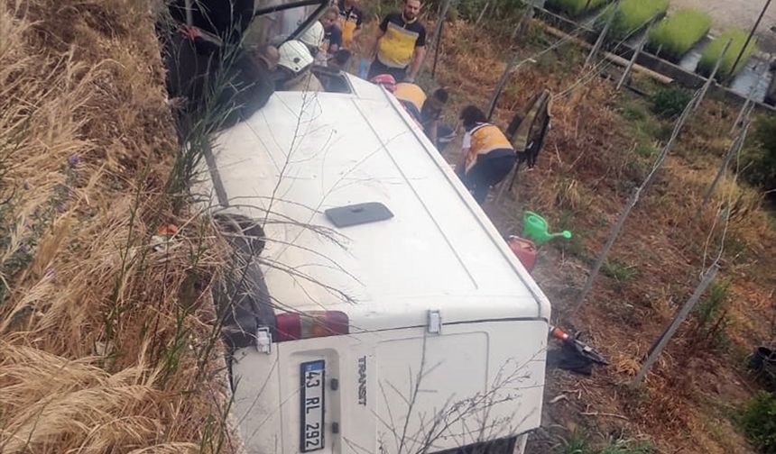 Ödemiş'te devrilen minibüsteki dört kişi yaralandı