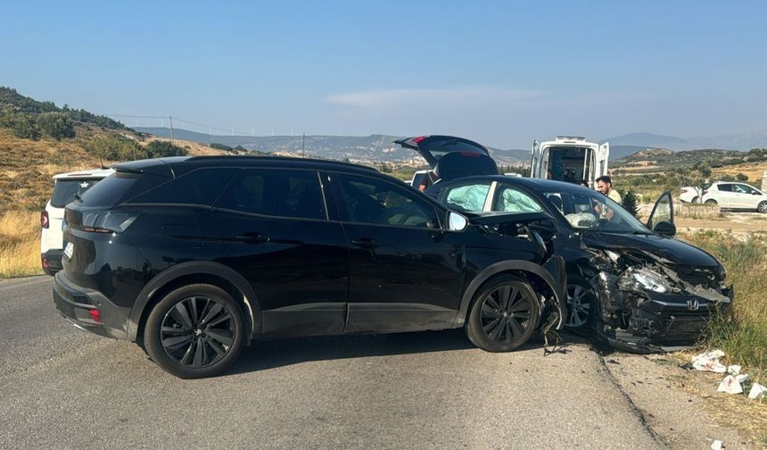 İzmir'de iki trafik kazasında sekiz kişi yaralandı