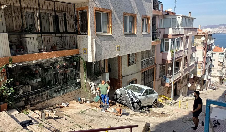 Alkollü sürücünün otomobili ile çarptığı araç merdivene düştü