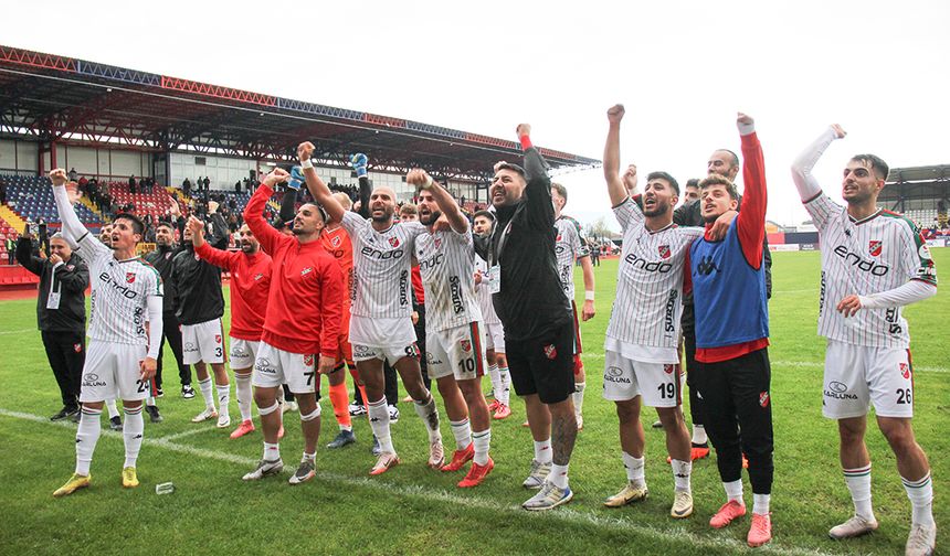 Karşıyaka 21 yıllık rekorla zirveye çıktı