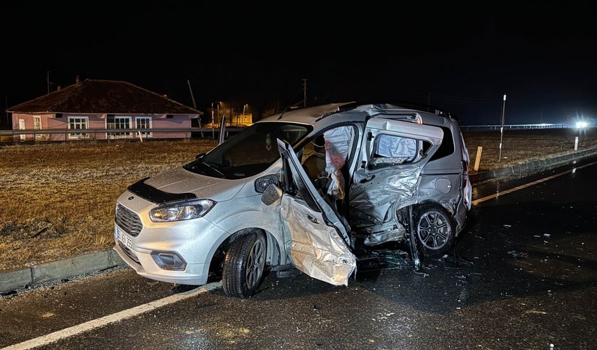 Otomobil ile hafif ticari araç çarpıştı 1 kişi öldü, 5 kişi yaralandı