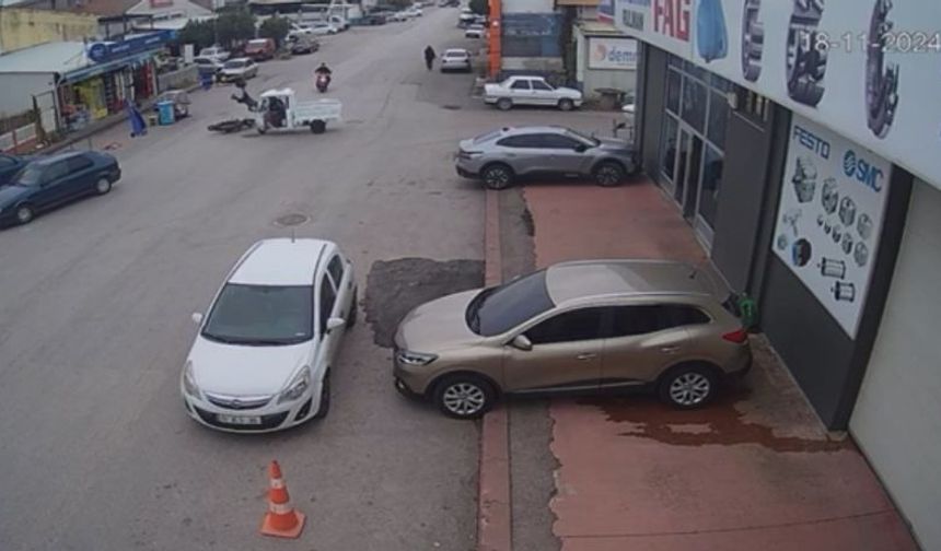 Biri 3 tekerlekli iki motosikletin çarpıştığı kaza kamerada; 2 yaralı