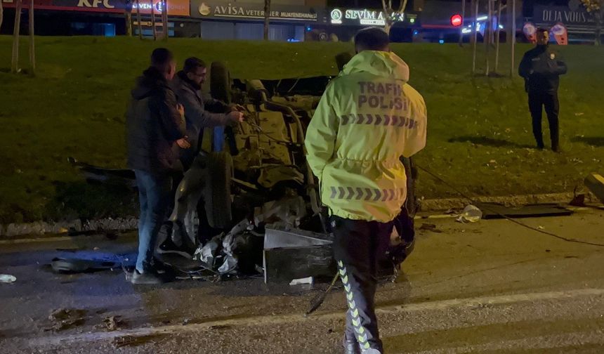 Bursa'da otomobil, aydınlatma direğine çarpıp takla attı: 2 yaralı