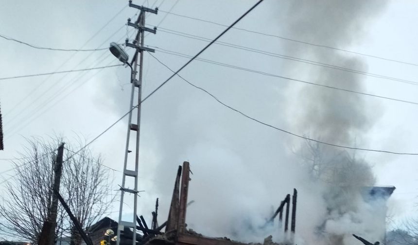 Kastamonu'da 2 katlı ev yandı; baba ve engelli oğlu aranıyor