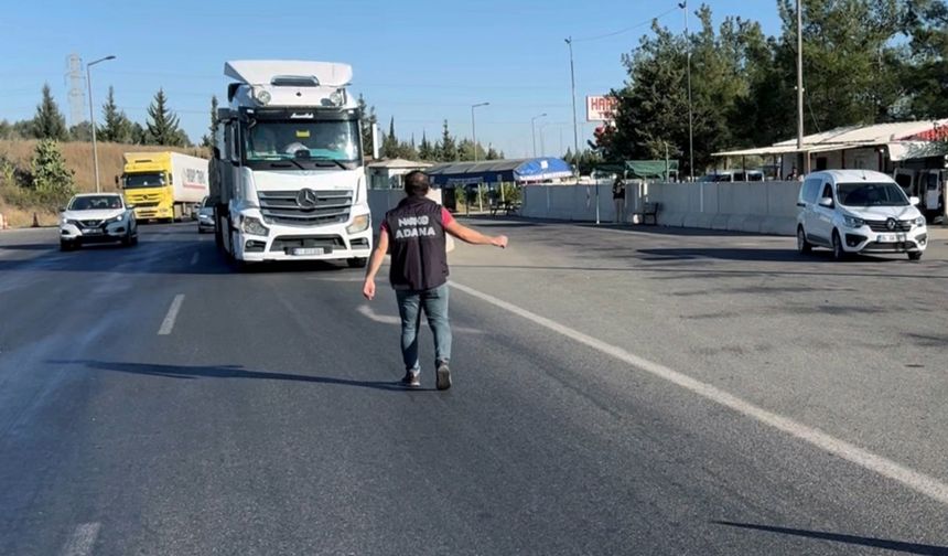 TIR'ın lastiğindeki 53 kilo esrarı narkotik köpeği 'Barbara' buldu