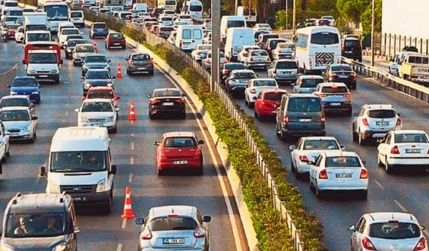 İzmir'de trafiğe kayıtlı araç sayısı 1 milyon 927 bine ulaştı!