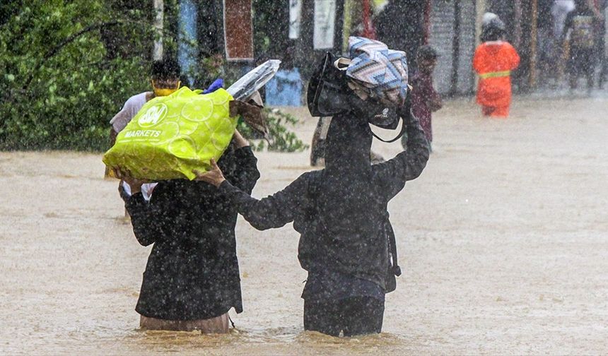 Süper tayfun karaya ulaştı, alarm verildi