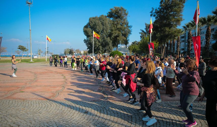 Kadınlar açık havada dans etkinliğiyle buluştu