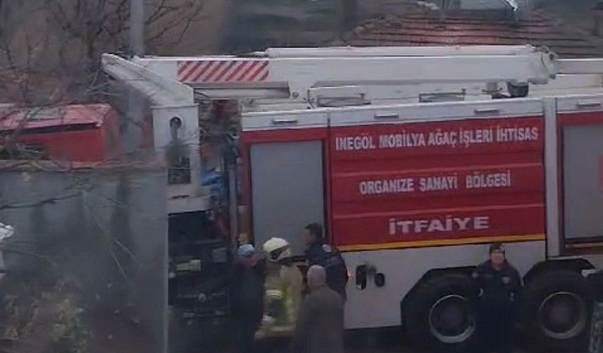 Bursa’da depodan çıkan yangın, 2 katlı eve sıçradı