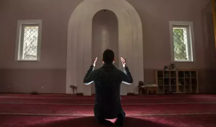 İzmir Namaz Vakitleri 4 Ağustos 2025