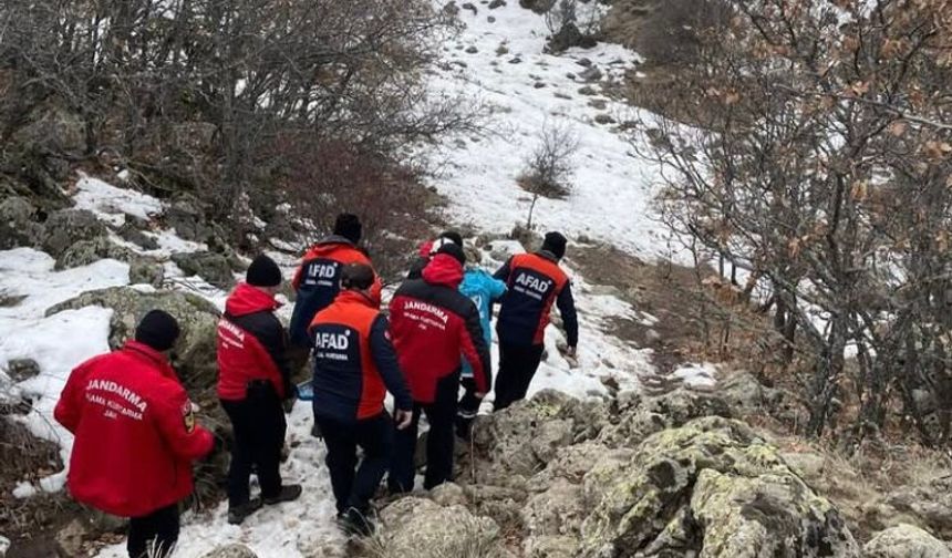 Kayalıklardan düşen dağcının ayağı kırıldı