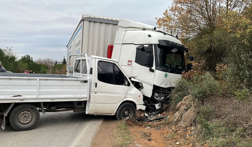 Zincirleme kazada üç sürücü yaralandı