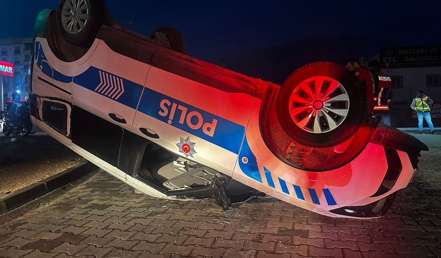 Kaza geçiren polis aracı ters döndü