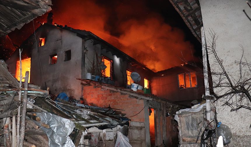 Kütahya'da köyde çıkan yangında 3 ev ve 1 ahır zarar gördü