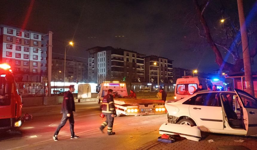 Bursa'da otomobil elektrik direğine çarptı: 1 ölü, 3 yaralı