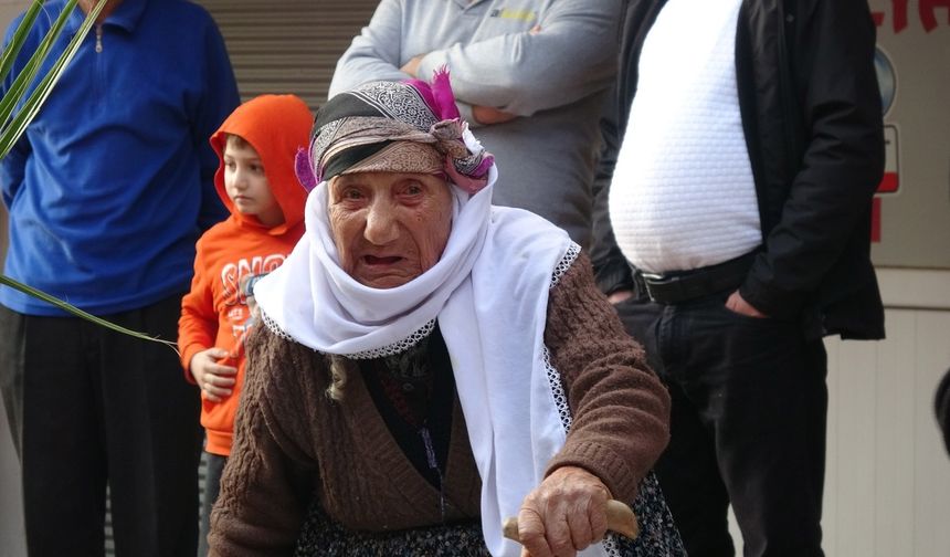 Yangında mahsur kalan komşuları için gözyaşı döktü