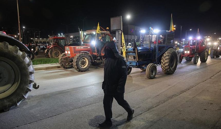 Yunanistan'da çiftçiler traktörleriyle eylem yaptı