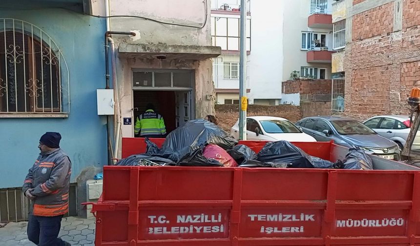 Aydın'da bir evden 7 traktör römorku çöp çıktı