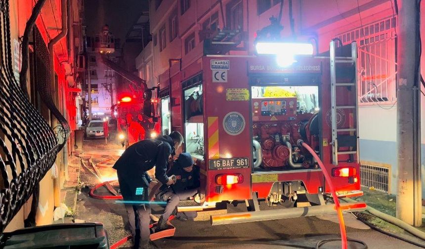 Yangın elektrik hattına sıçradı, kopan kablolar ekiplerin üzerine düştü