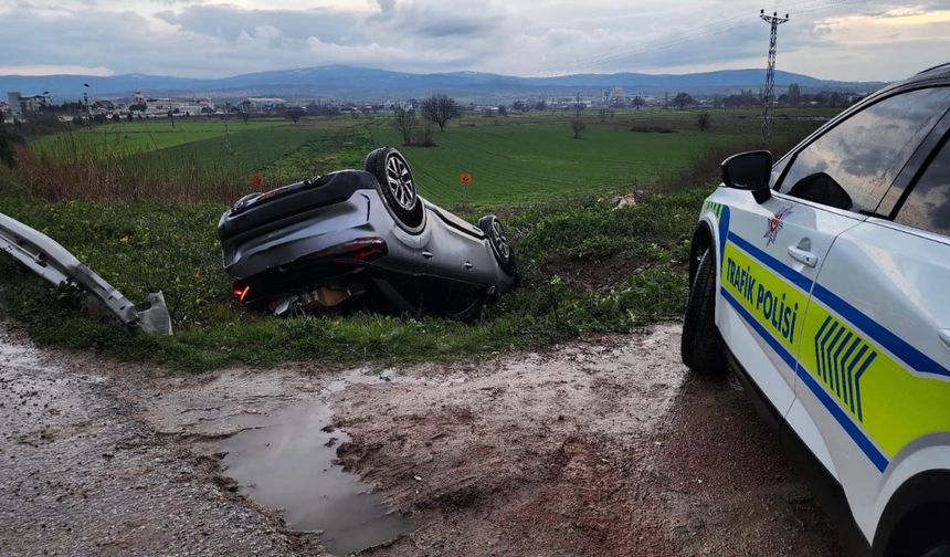 Yanlış girdiği yolda otomobiliyle takla attı; kaza kamerada