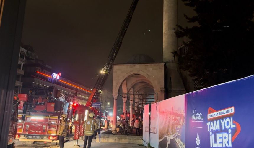 Beyoğlu Molla Çelebi Camii'nde çıkan yangın söndürüldü