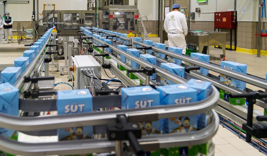 Bayındır Süt Fabrikası’nda çarklar döndü, üreticinin yüzü güldü