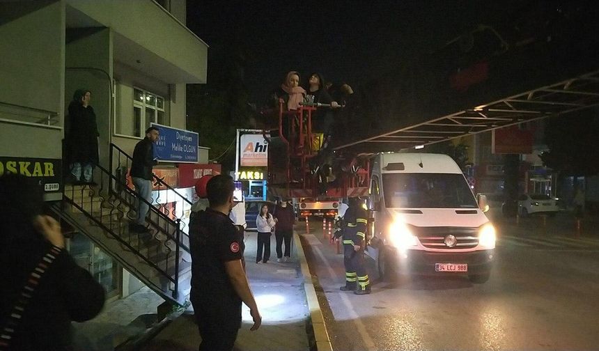 Bir binada çıkan yangında mahsur kalan 17 kişi kurtarıldı