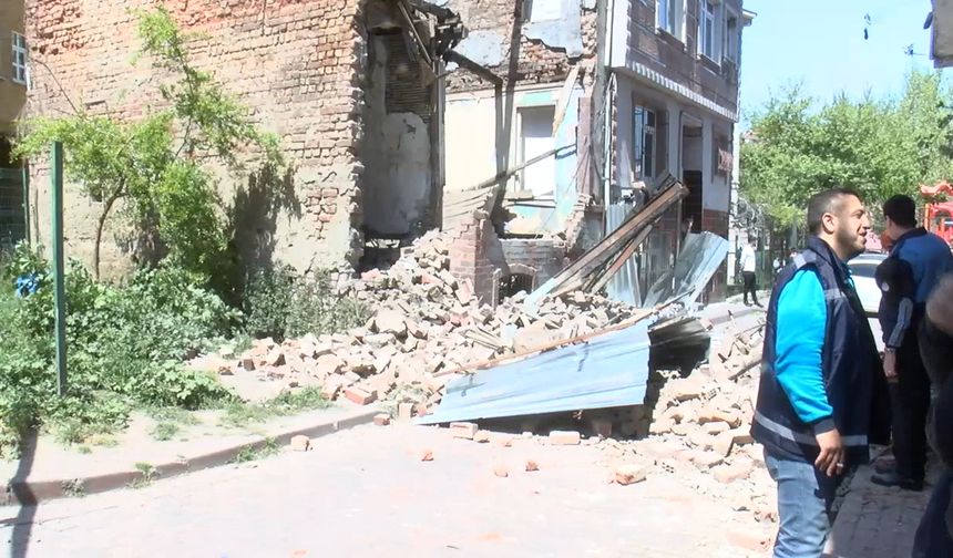Depremde 3 katlı metruk bina çöktü