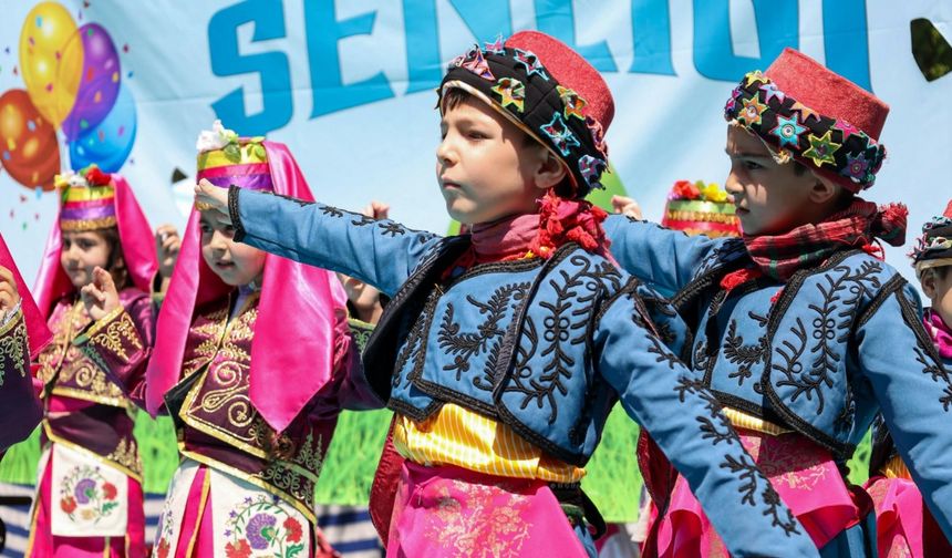Efeler'de 23 Nisan coşkusu